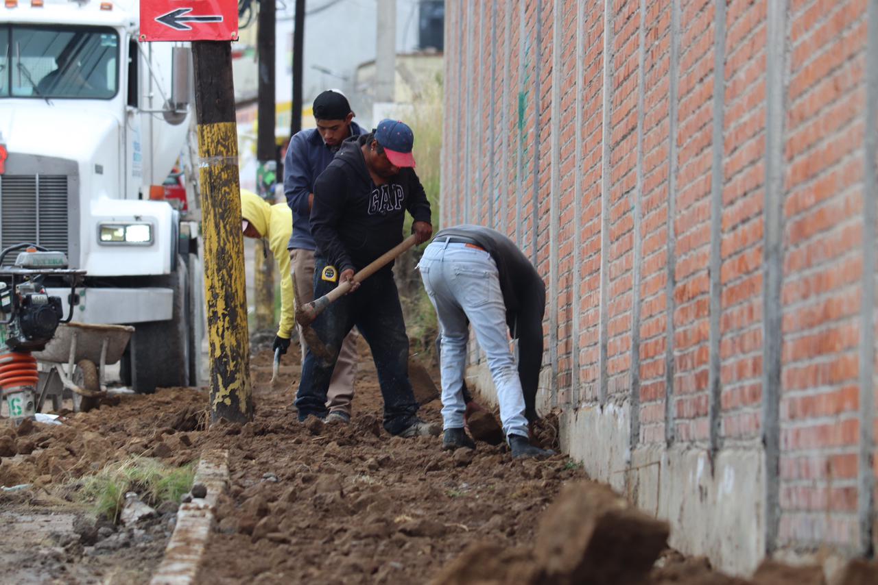 Mejora gobierno de Tzompantepec seguridad peatonal con construcción de banquetas en Fraccionamiento Charlot